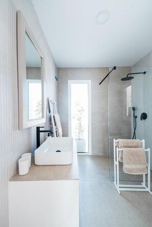 Douche, sèche-cheveux, serviettes fournies