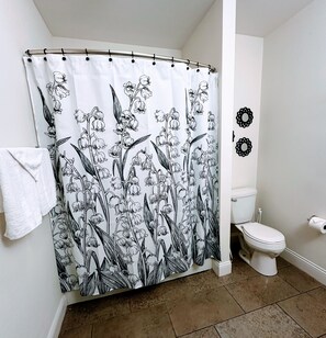 Een haardroger, handdoeken, zeep, shampoo