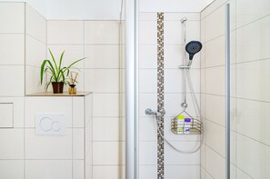 Dusche, Haartrockner, Handtücher