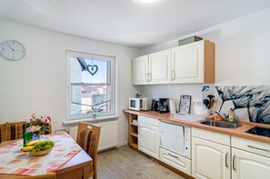 Kylskåp, mikrovågsugn, ugn och spishäll