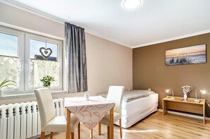 Dining - Holiday Apartment Veronika in "Alte Gärtnerei" with Shared Garden and Wi-Fi (Leinefelde-Worbis)