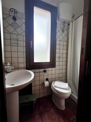 Dusche, Haartrockner, Bidet, Handtücher