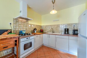 Een koelkast, een microgolfoven, een oven, een kookplaat