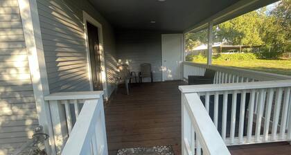 Charming 2-bedroom house with Heat, AC, Cable, WiFi in peaceful Hondo