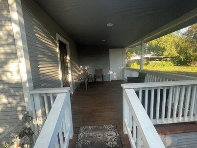 Charming 2-bedroom house with Heat, AC, Cable, WiFi in peaceful Hondo