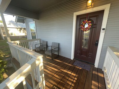 Charming 2-bedroom house with Heat, AC, Cable, WiFi in peaceful Hondo