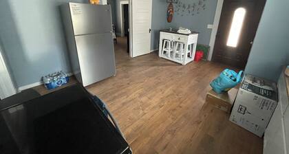 Charming 2-bedroom house with AC, WiFi in peaceful Hondo