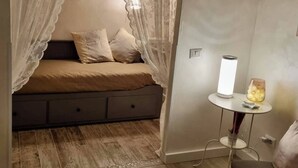Unclassified image, 5 of 39, button