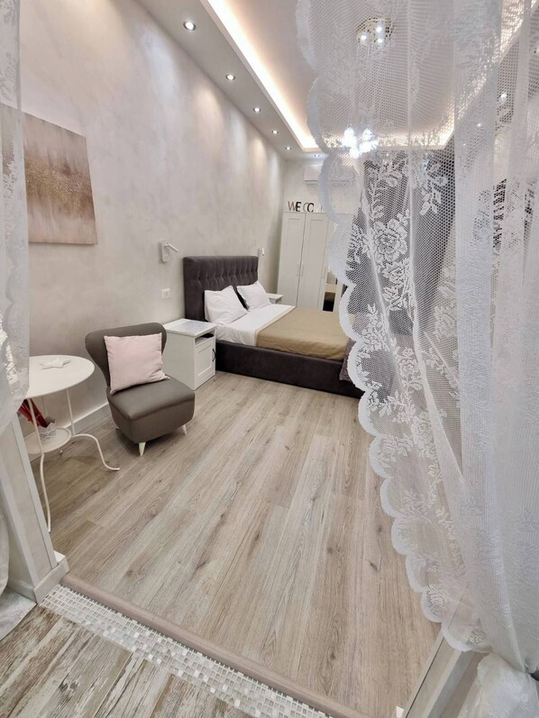 2 bedrooms, iron/ironing board, internet, bed sheets