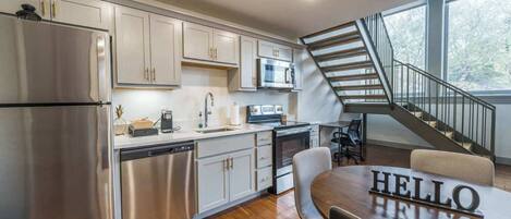 Een koelkast, een magnetron, een oven, een kookplaat