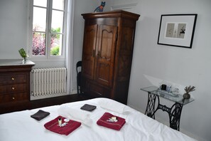 3 bedrooms, in-room safe, desk, iron/ironing board