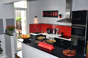 Réfrigérateur, four à micro-ondes, un four, surface de cuisson