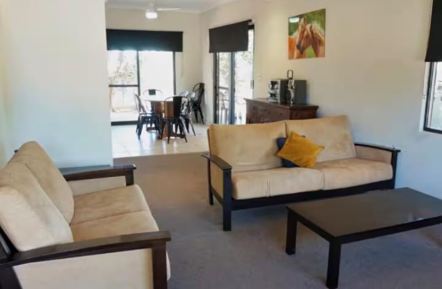 Een televisie en een open haard