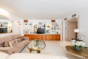 Un salon avec un canapé, une table basse et un meuble pour la télévision.