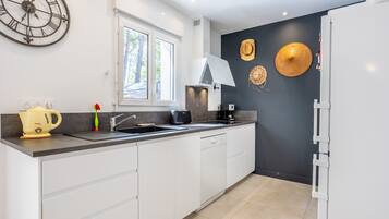 Réfrigérateur, micro-ondes, four, plaque de cuisson