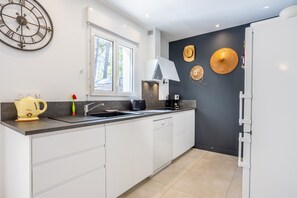 Een koelkast, een microgolfoven, een oven, een kookplaat