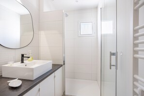 Douche, sèche-cheveux