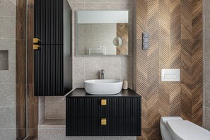 Douche, sèche-cheveux, serviettes fournies, savon