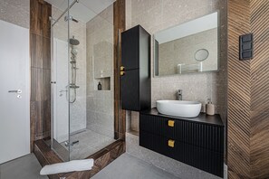 Douche, sèche-cheveux, serviettes fournies, savon