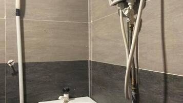 Pancuran mandi, tuala disediakan, sabun, syampu