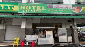 A hotel named "Hotel Li View" with a green awning and a signboard advertising "Rumah Tumpangan" and "Homestory".
