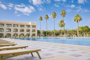 2 piscines extérieures