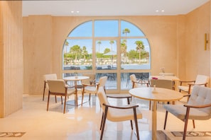 2 bares/lounges