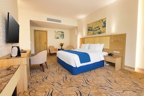 Deluxe Double or Twin Room | Minibar, in-room safe, desk, soundproofing