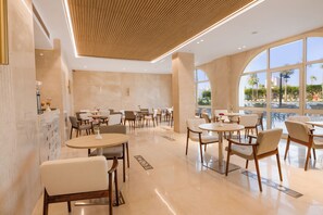 2 bars/lounges