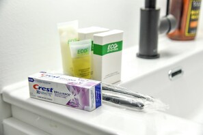 Toallas, jabón, papel de baño 