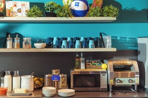 Buffet déjeuner (7.5 EUR par personne)