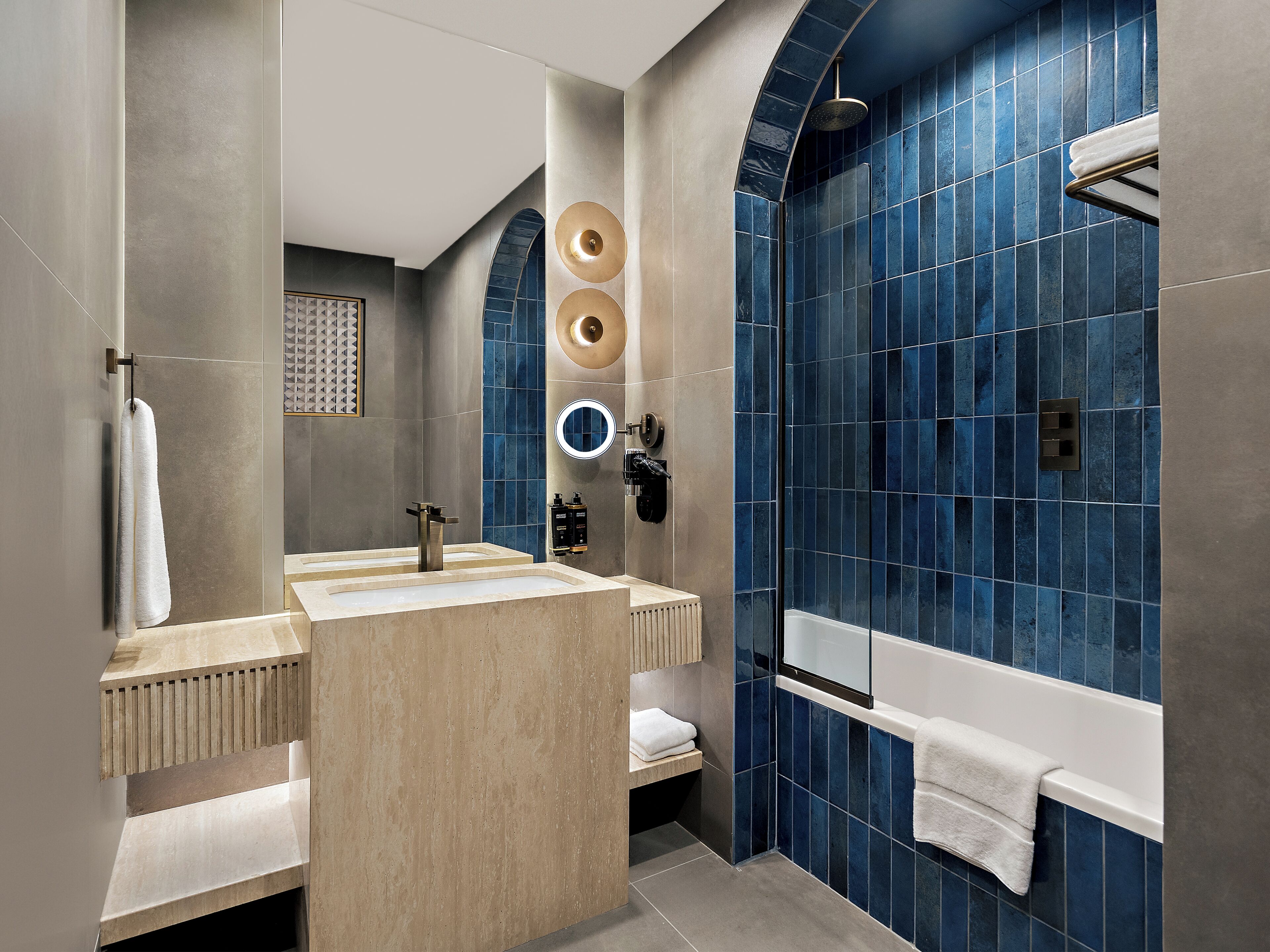 Regendusche, umweltfreundliche Kosmetikartikel, Haartrockner, Hausschuhe