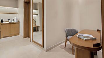 Suite | Minibar, escritorio, espacio para trabajar con laptop y insonorización