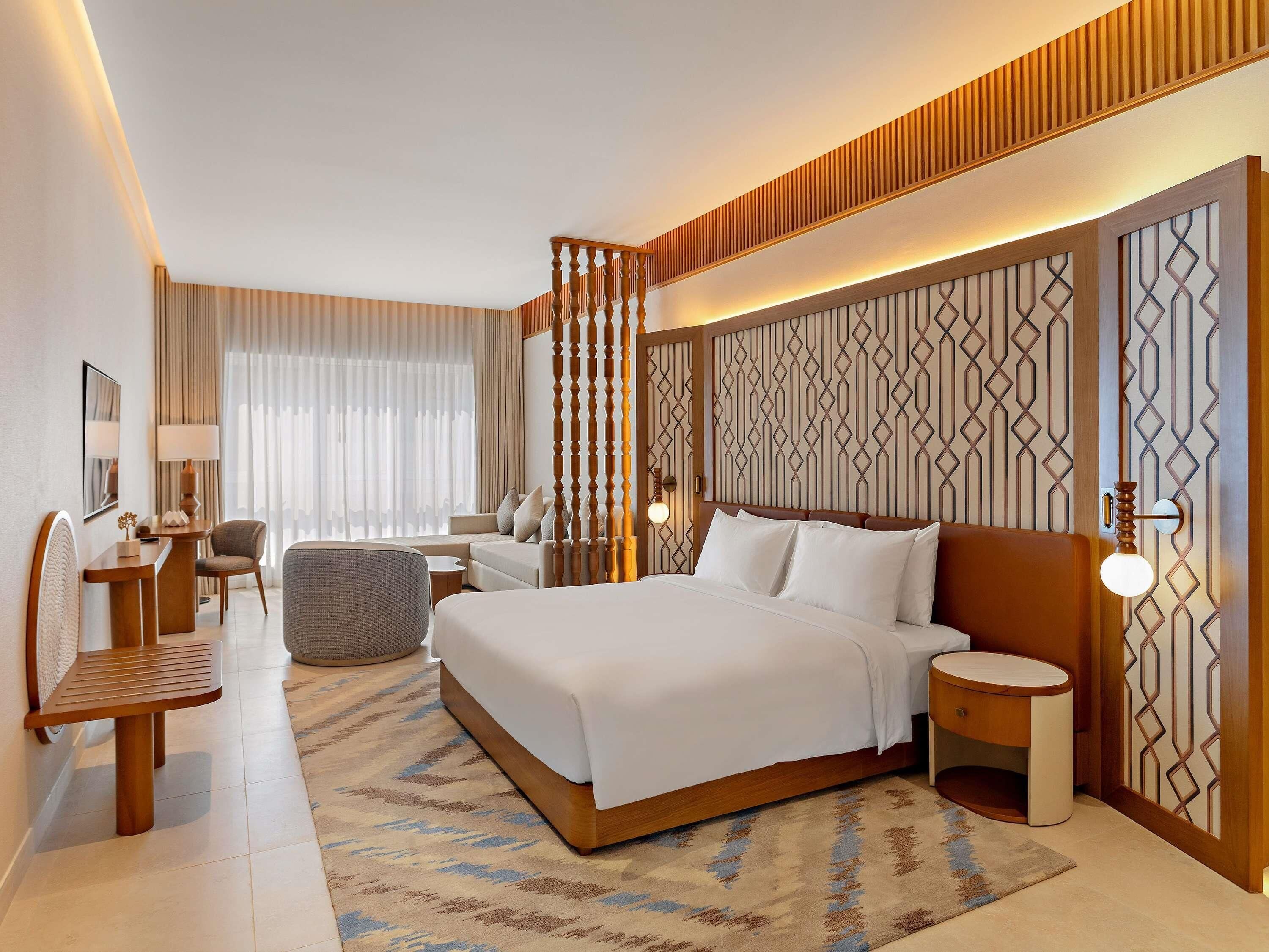 Privilege, Suite | Minibar, desk, laptop workspace, soundproofing