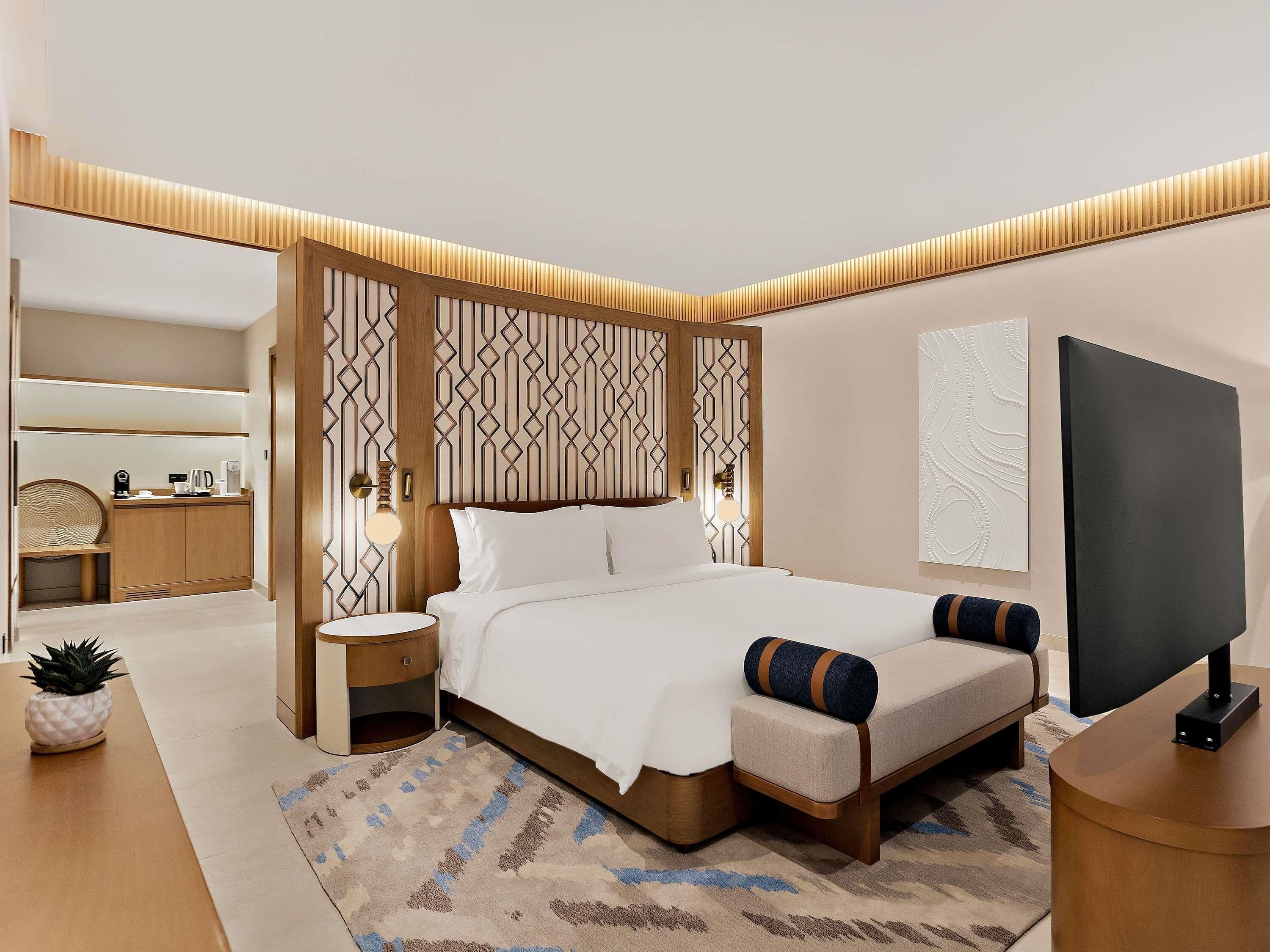 Suite | Minibar, desk, laptop workspace, soundproofing