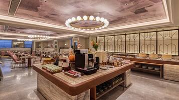 Daily buffet breakfast (CNY 58 per person)