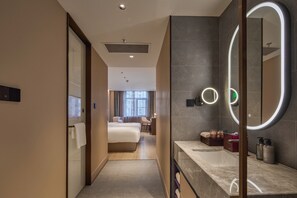 Superior-Zimmer, 2 Einzelbetten | Kostenlose Minibar, individuell dekoriert, individuell eingerichtet