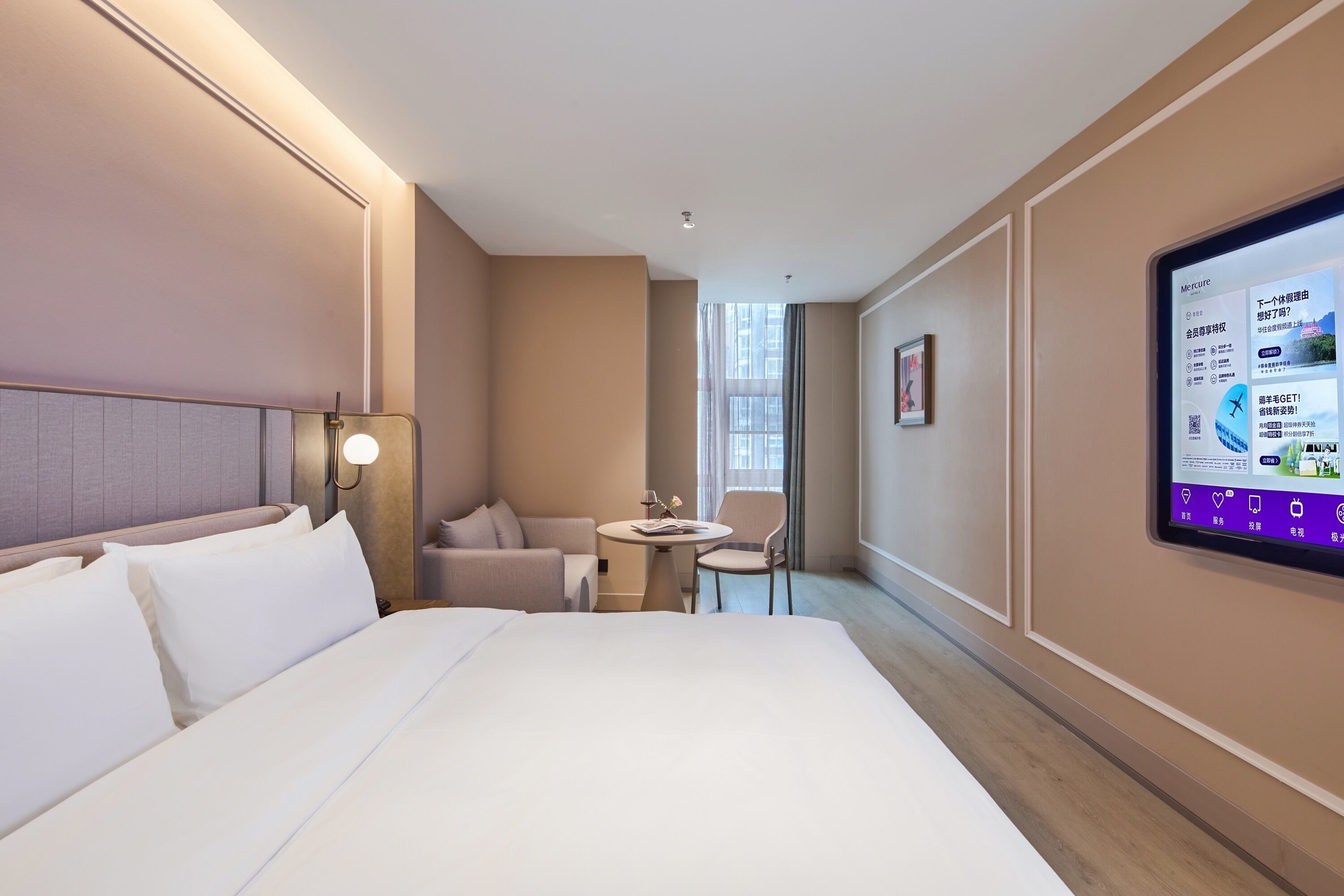 Habitación de hotel con cama, escritorio, silla y televisor mostrando un menú.