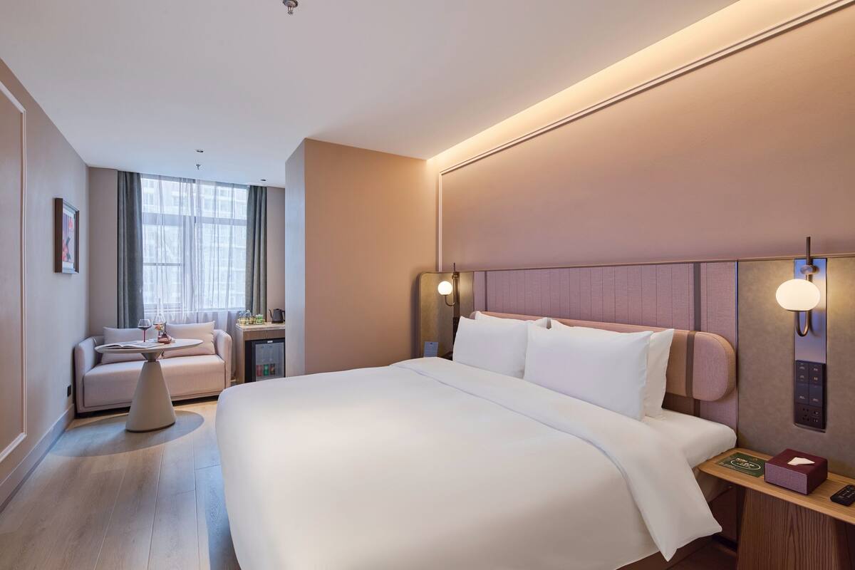 Minibar con artículos gratuitos y decoración personalizada
