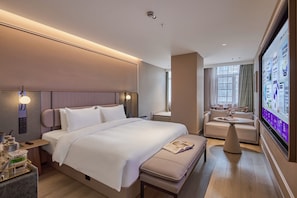 Minibar con artículos gratuitos y decoración personalizada