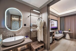 Ropa de cama de alta calidad y minibar con artículos gratuitos 