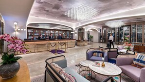 A spacious lobby with a reception desk, seating areas, and a large chandelier. - Mercure Ningbo Yinzhou (Ningbo)