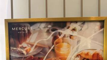 Un menú de desayuno con diversas opciones de comida y horarios de servicio para Mercury Hotels.