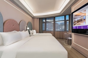 Habitación familiar | Ropa de cama de alta calidad y minibar con artículos gratuitos