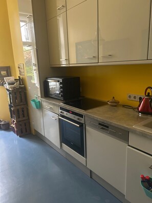 Fridge, oven, stovetop, dishwasher