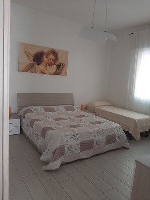 1 chambre, fer et planche à repasser