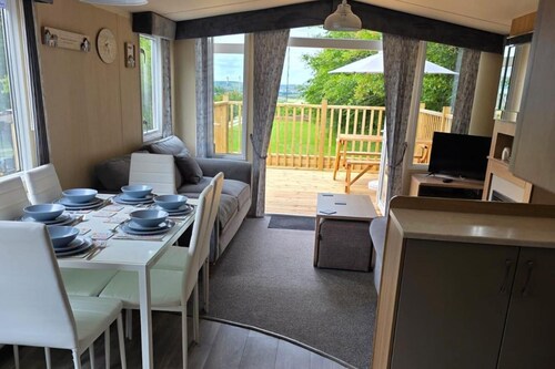 Cholwell 3-bed Lodge - Sleeps 6 - Pet Friendly