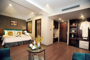 Safe på rommet, skrivebord, wi-fi (inkludert) og sengetøy