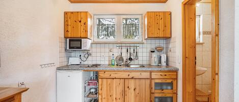 Kühlschrank, Mikrowelle, Wasserkocher mit Kaffee-/Teezubehör