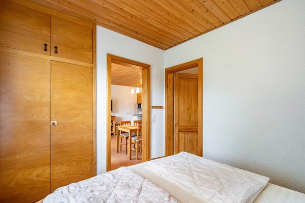 2 bedrooms, bed sheets